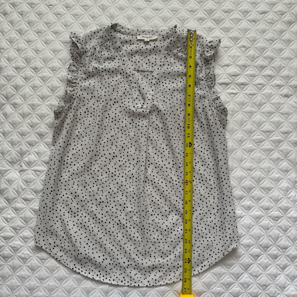 Monday Fun White Black Polka Dot Sleeveless Top V Neck Ruffle Arm Size Medium - Picture 7 of 15
